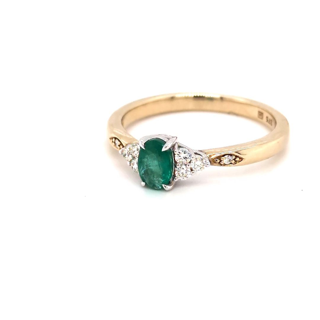 EMERALD & DIAMOND RING