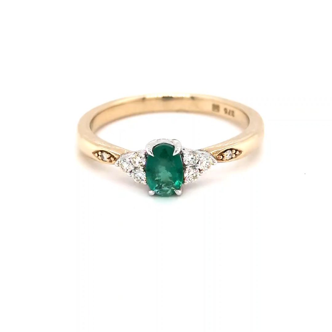 EMERALD & DIAMOND RING