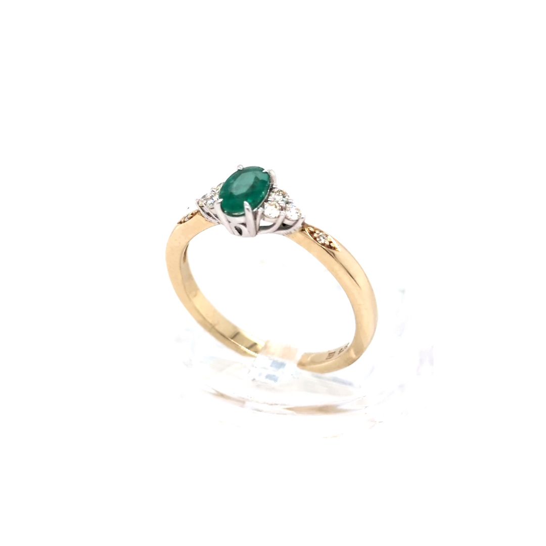 EMERALD & DIAMOND RING