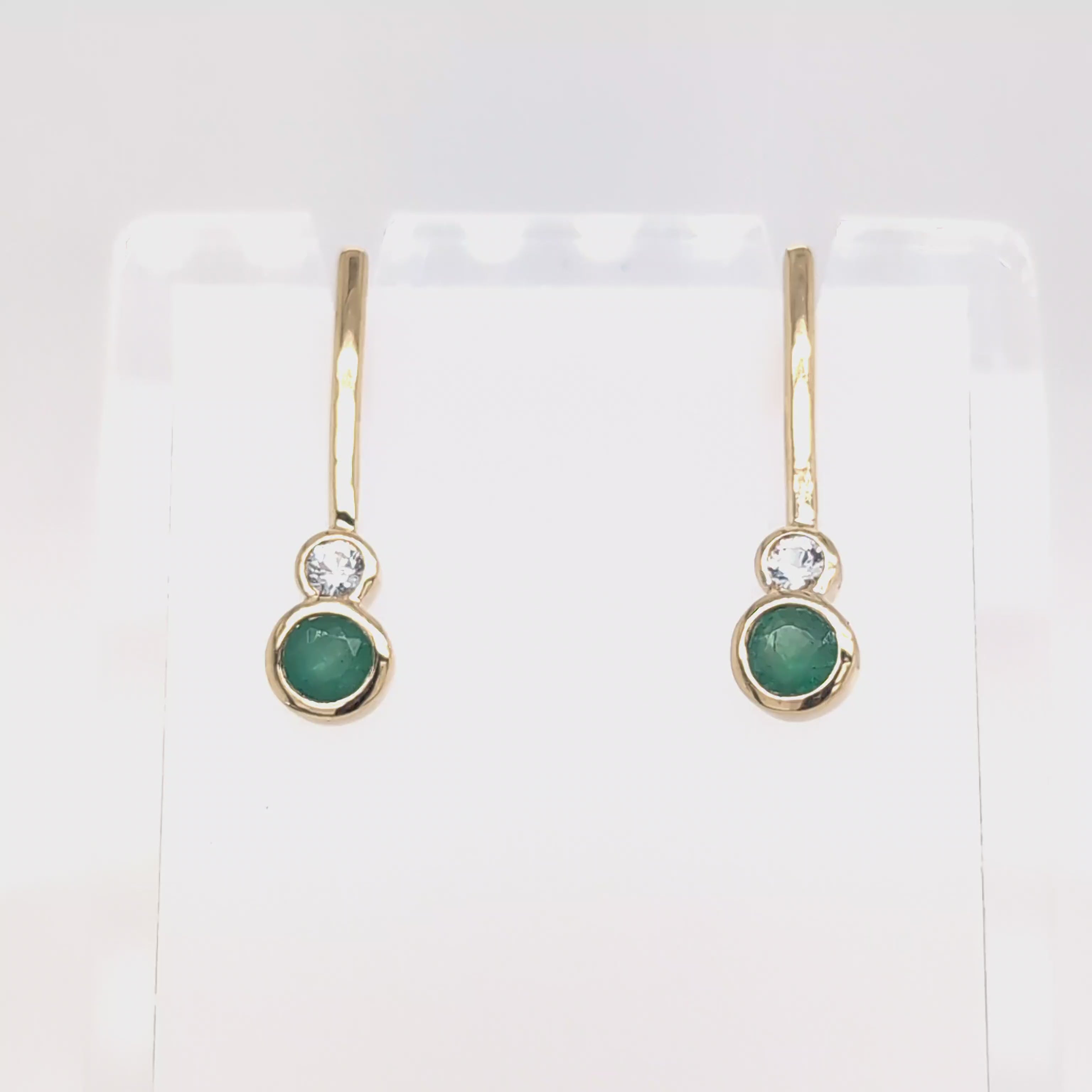 Load video: EMERALD AND SAPPHIRE EARRINGS